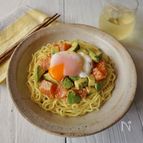 レモン香るサーモンとアボカドのタルタル和え麺