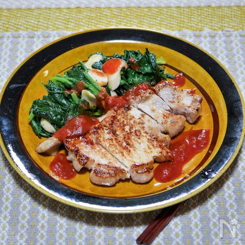 トマトソースで食べる「ポークソテー」（ほうれん草添え）