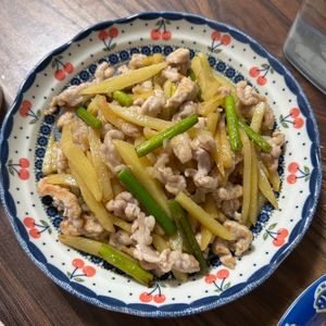 ぽんえりの作ってみた!投稿(行列の定食屋さん♪にんにくの芽とじゃがいもの和風青椒肉絲🤩)