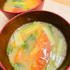 ちひろの作ってみた!投稿(さっぱりおいしい♡『トマトと小松菜のお味噌汁』)