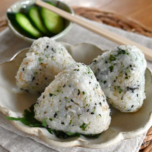 だしパックで旨み爆発!【麹だしおにぎり】