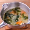 【わかめとにんじんと玉ねぎのお味噌汁】簡単！すぐ作れる♪の工程2