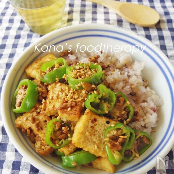 夏冷えにも。厚揚げとしし唐のゴマ味噌生姜丼