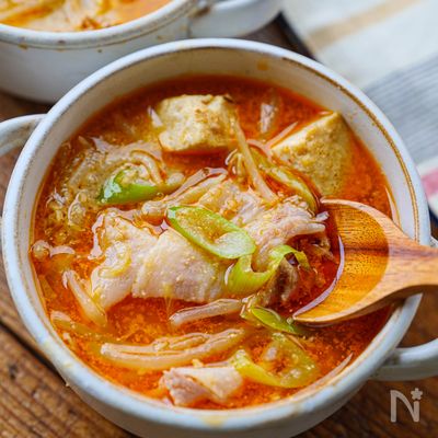 【ねぎと生姜で温まる♡】豚肉とお豆腐のピリ辛ごま味噌スープ