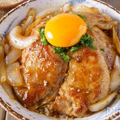 【卵黄でまろやか】玉ねぎたっぷりご飯が進む甘辛オイスター豚丼