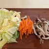 【レンチン1発！】にら鶏団子と春野菜のガーリック蒸しの工程1