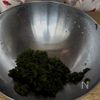 ごま油香る♪爆速で絶品。トマトとわかめの白だしごま和えの下準備