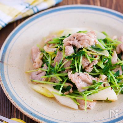 ご飯もお酒もすすむ♪『豚こまと豆苗のネギ塩レモンソテー』