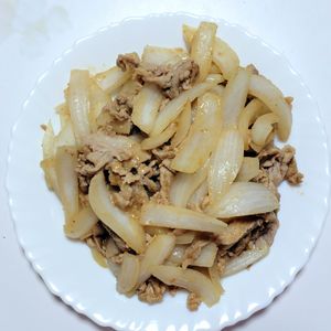 ふうかの作ってみた!投稿(【調味料3つ！味付け楽ちん♡】豚こま玉ねぎのピリ辛味噌炒め)
