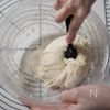こね1分♪ふかふかピザ生地！かぼちゃとベーコンのホワイトピザの工程2