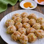 レンジで簡単！新玉ねぎと春キャベツたっぷり焼売風豚団子