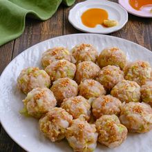 レンジで簡単！新玉ねぎと春キャベツたっぷり焼売風豚団子