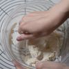 こね1分♪ふかふかピザ生地！かぼちゃとベーコンのホワイトピザの工程1