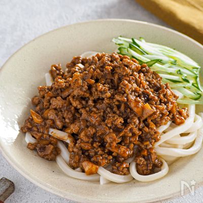 【ジャージャーうどん】食欲そそる、濃厚コクうま本格肉味噌