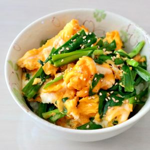 まゆの作ってみた!投稿(10分で完成！包丁不要✨材料2つだけ【ニラたま丼】)