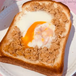 すみれの作ってみた!投稿(つくりおきそぼろで♪とろーり卵の鶏そぼろトースト)