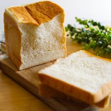 厚切りがおいしい！しっとりふわふわ♪はちみつミルク食パン