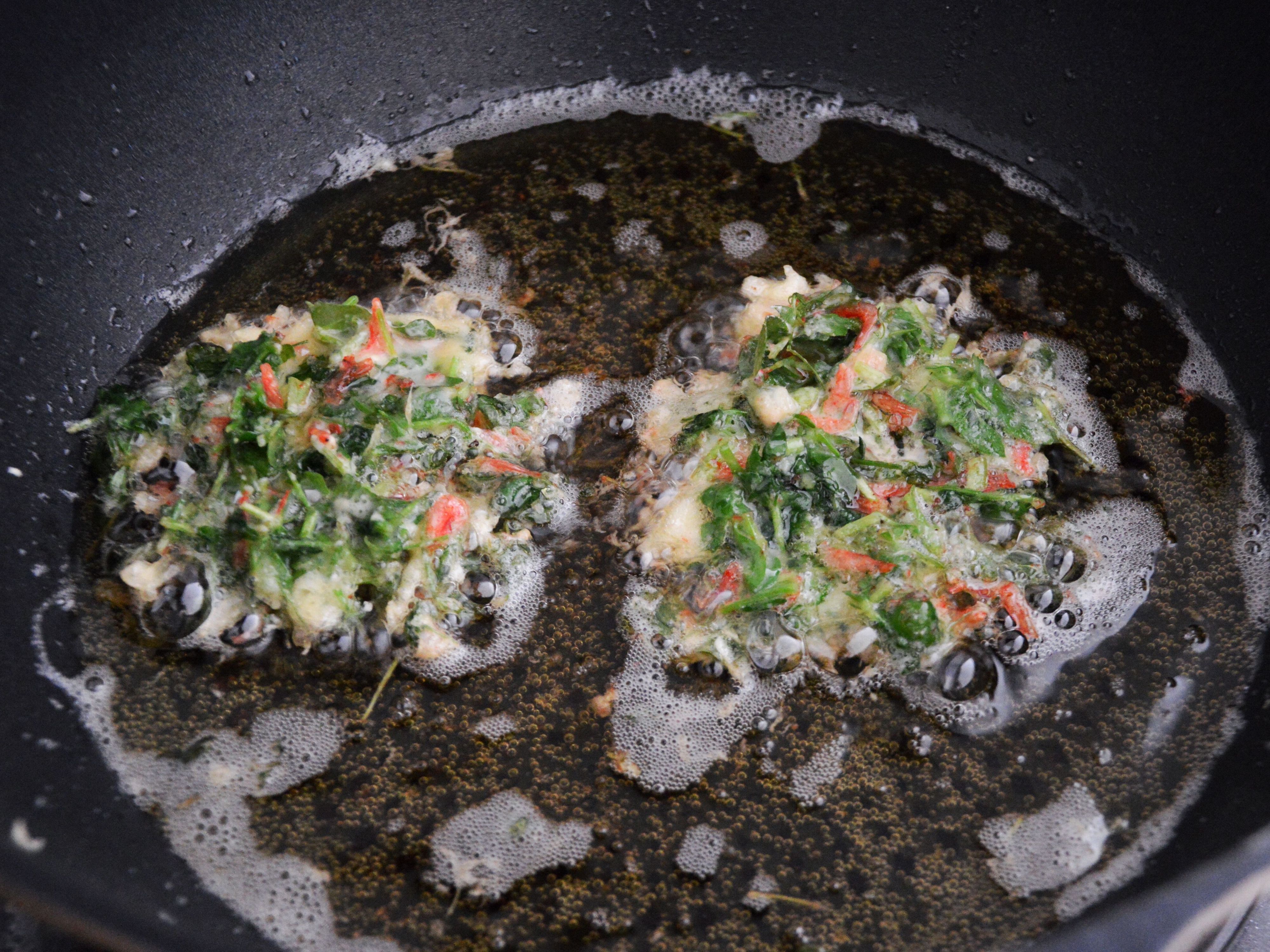 豆苗と桜エビのかき揚げ 伸びすぎた豆苗でも 節約おかず レシピサイトnadia