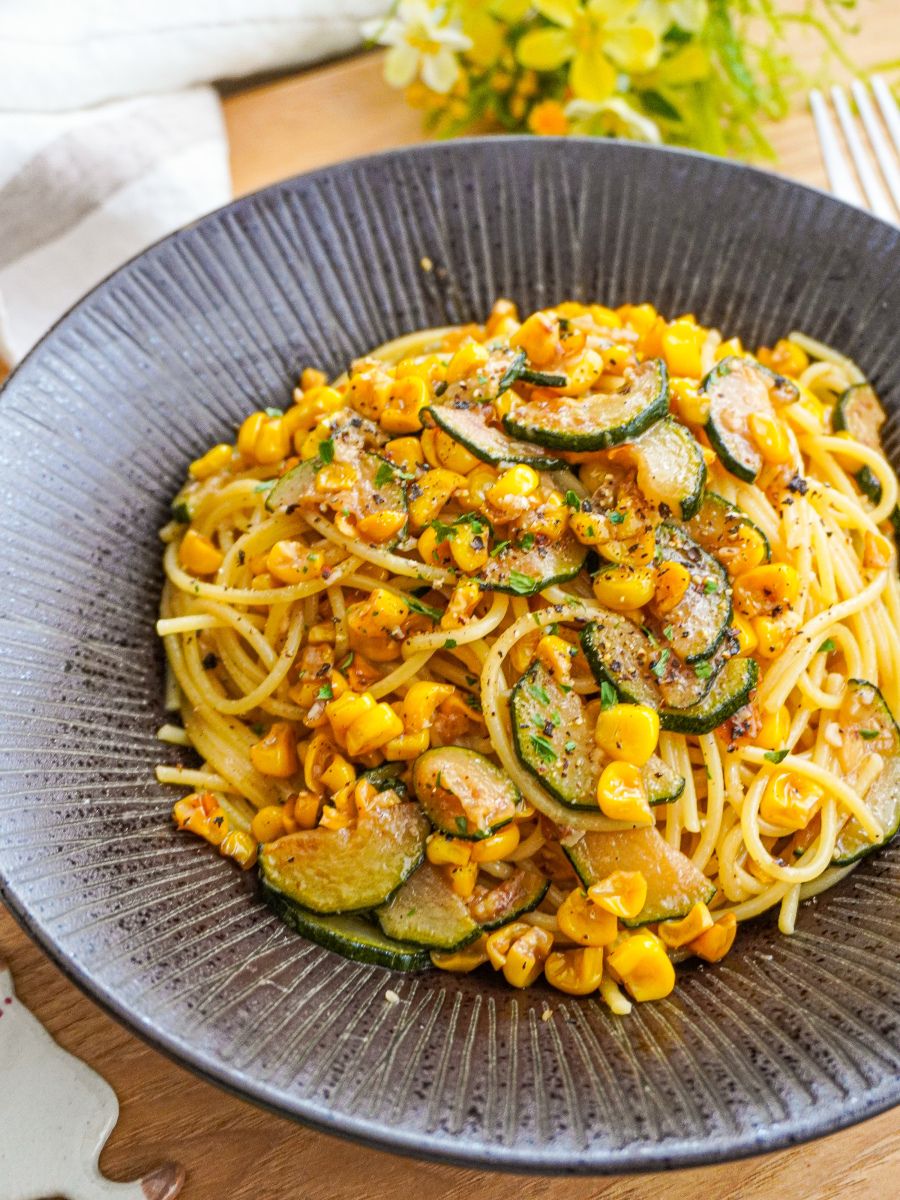 甘味全開！】ズッキーニととうもろこしのガリバタ醤油パスタ | レシピ