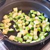 【10分で完成】夏野菜のコロコロバジル和えの工程1