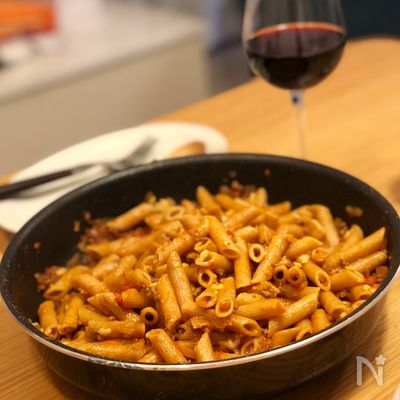 フライパンごと食卓へ！ワインに合う簡単ミートペンネ