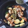 ワンパン5分！ズッキーニとちくわの磯辺ガリバタ炒めの工程2
