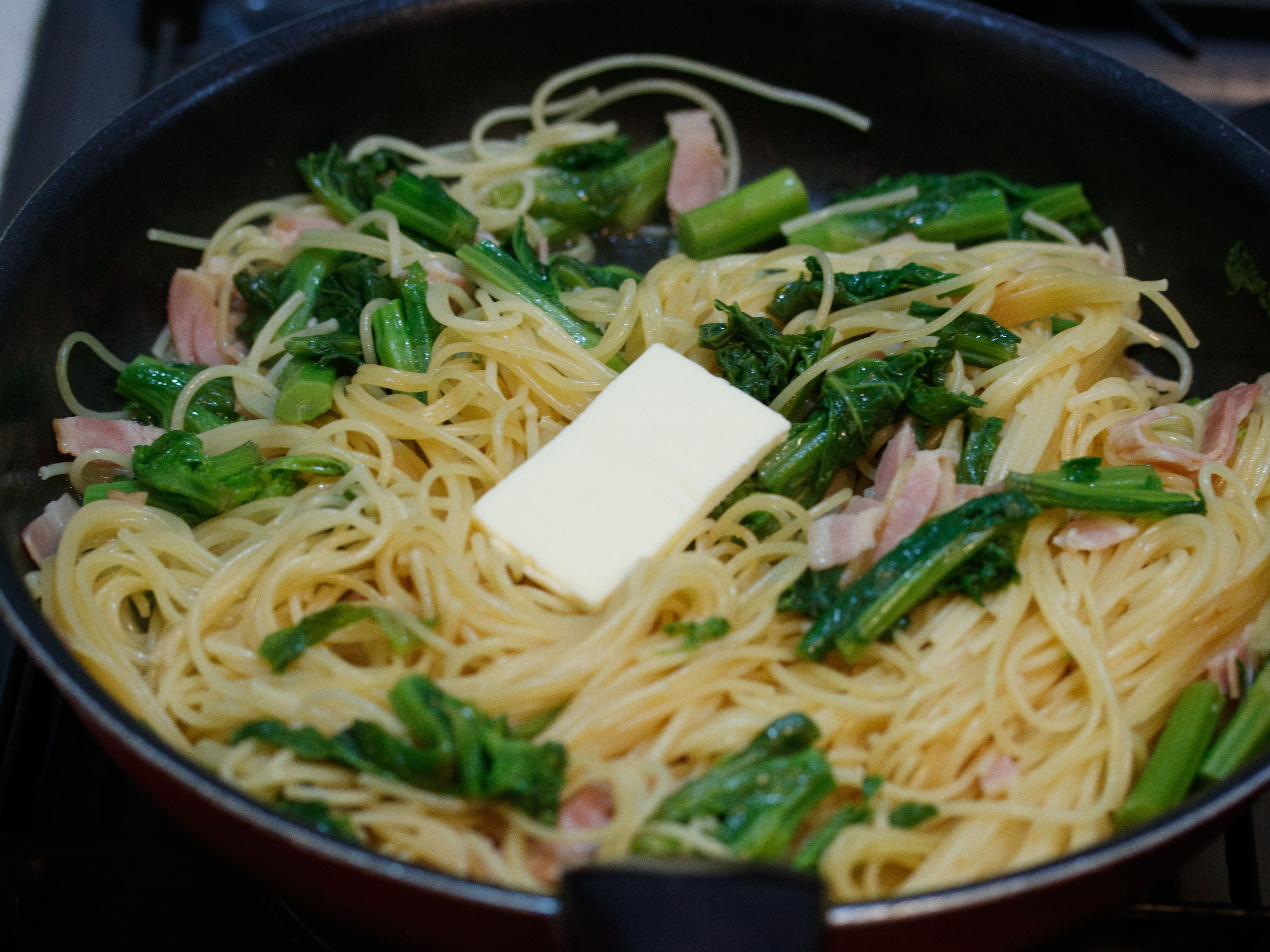 菜の花とベーコンのうましょうゆパスタ 時短 ワンパン レシピサイト Nadia ナディア プロの料理家のおいしいレシピ