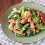 緑の野菜とベーコンのチーズサラダ
