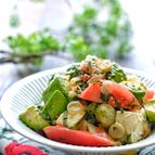 トマトとアボカドとモッツァレラチーズと香味野菜のワサぽん和え