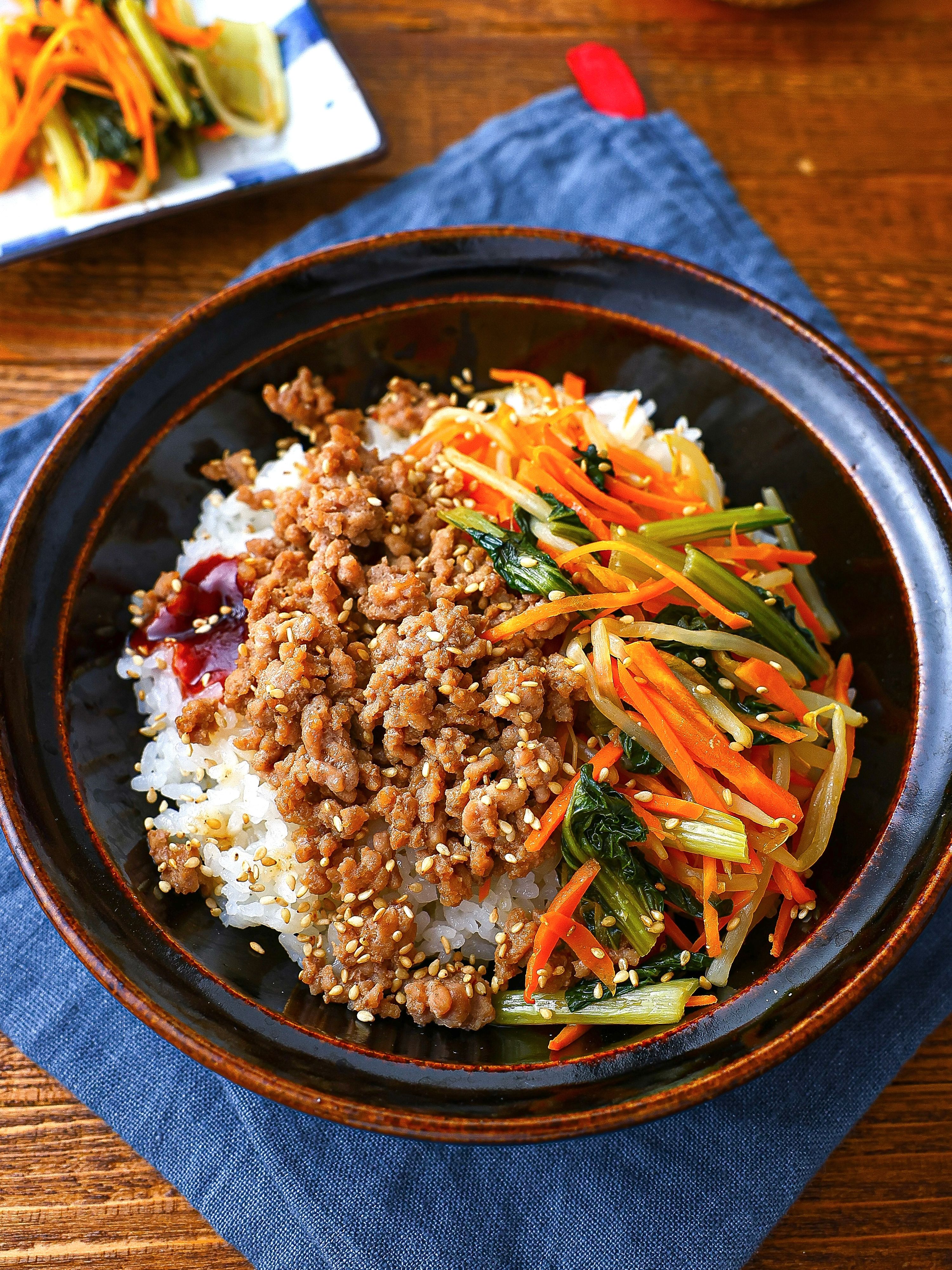 レンジで爆速手間いらず】ひき肉と3色ナムルの簡単ビビンバ丼 | レシピ