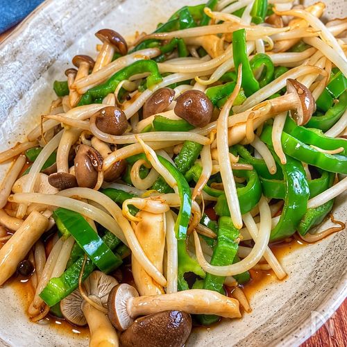 【ピーマンしめじもやしのチンジャオロース風】お肉なしでも満足