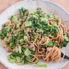 がっつり食べよう！豚肉と小松菜のピリ辛パスタ