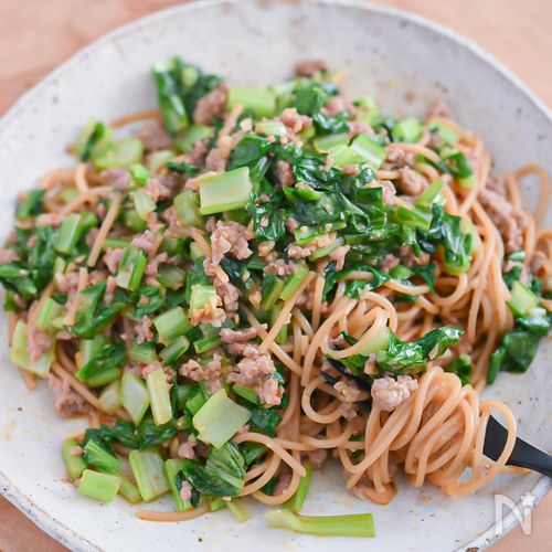 がっつり食べよう！豚肉と小松菜のピリ辛パスタ