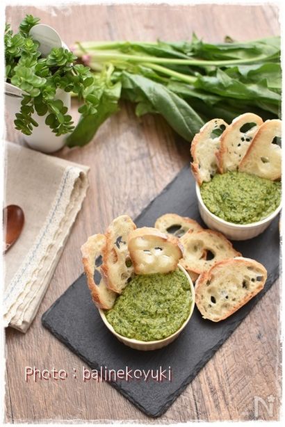 ほうれん草入りフムスのバゲット添え