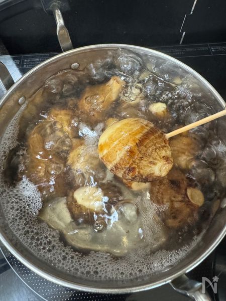 たっぷりの水を沸かした鍋で里芋をゆでる