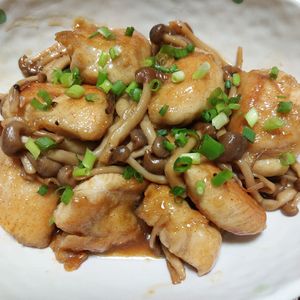 よっこの作ってみた!投稿(ワンパン10分！【鶏むね肉ときのこの生姜炒め】ご飯がすすむ♩)