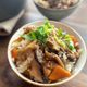 止まらない美味しさ！鶏肉ときのこたっぷり具沢山甘辛混ぜご飯
