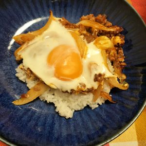 美沙智【みさと】の作ってみた!投稿([新玉ねぎと半熟卵の甘辛そぼろ丼]ハンバーグ風の味付け♪)