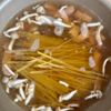 別茹で不要◎ワンパン【ベーコンとしめじのにんにく醤油パスタ】の工程2