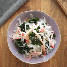 わかめで腸活♡新玉ねぎとかにかまのうま塩ナムル