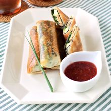 チーズとさば缶の海苔春巻き梅ソース添え