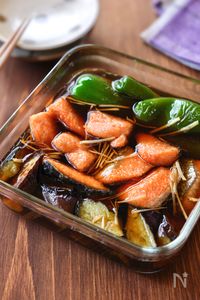 【鮭となすの焼き浸し】つゆが染みておいしい！作り置きにも◎