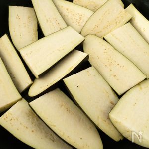たくさん食べられる♡超シンプルなすのピリ辛焼き | レシピサイトNadia