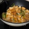 【包丁、まな板いらず！】厚揚げと長ネギの卵とじ丼の工程2