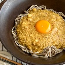 【冷やし月見カレー蕎麦】出汁不要◎タレ入りとろろをぶっかけ!