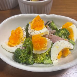こむぎの作ってみた!投稿(ブロッコリーとハムとたまごのこくマヨサラダ)