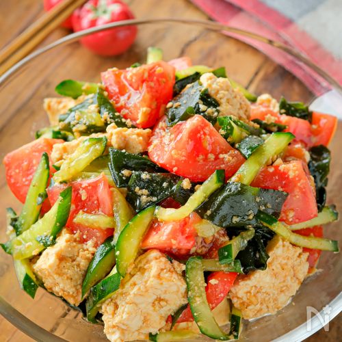 【豆腐、トマト、きゅうり、わかめのごま香る居酒屋風サラダ】