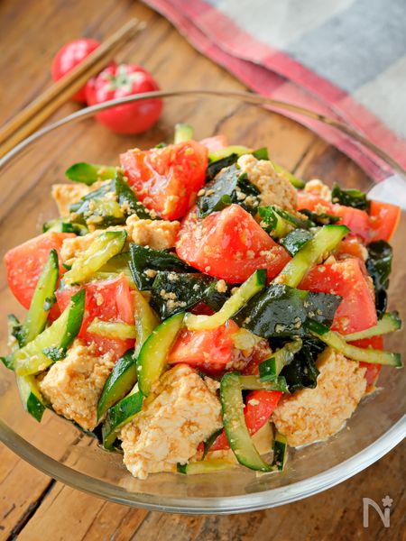 【豆腐、トマト、きゅうり、わかめのごま香る居酒屋風サラダ】