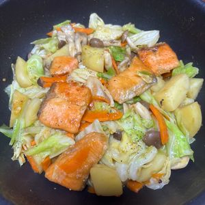 manchanの作ってみた!投稿(鮭とじゃがいもとキャベツのにんにくオイ味噌バター炒め)