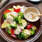 チキンと野菜たっぷりなホット和風シーザーサラダ